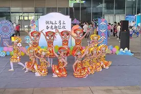 壮乡儿童欢庆“广西三月三”图片