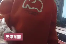 萌娃嗷嗷大哭！天津民警：别(biè)哭，有警察叔叔！图片