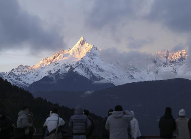 云南梅里雪山“日照金山”#