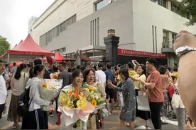 “一举高粽”！2024北京高考落幕，亲友团爱意满满图片