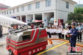 福建龙岩：萌娃进营区 争当“小消防员”图片