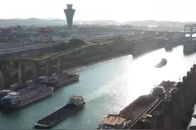 珠江水运经济回升  长洲枢纽船闸货物通过量超1.83亿吨图片