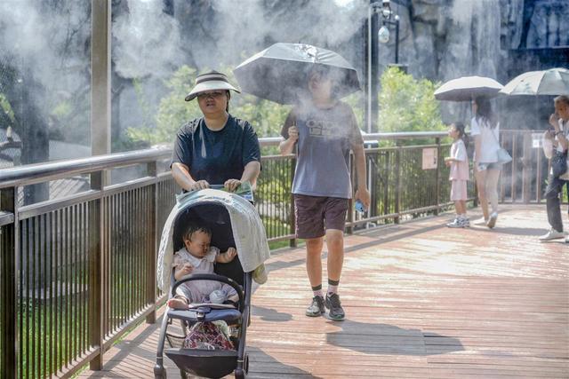 户外玩很热？武汉动物园有玩水的快乐！水雾+空调=20℃+