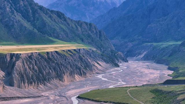 疆山如画丨云影漫舞山峦间 乌苏秋色初显童话秘境
