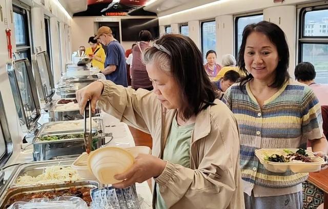 特色旅游列车上吃点啥？网友：点菜还是自助？