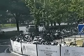 合肥街头拍下！几位大哥瞬间冲了上去图片