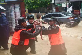 武警贵州总队官兵紧急驰援榕江，已转移150余名受灾群众图片
