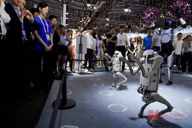 直击WAIC 2025丨上海变身未来实验室，机器人、尖端芯片、AI应用⋯⋯众多科技惊艳亮相
