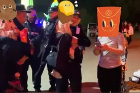 两萌娃逛灯会不慎走失，武汉民警为其披上警服寻找家长，最终成功找回图片
