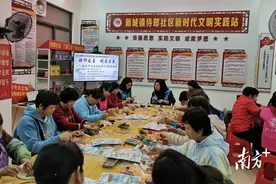 新城镇举办妇女节永生花团扇手工制作活动图片