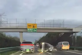 今晨沪芦高速，小货车侧翻图片