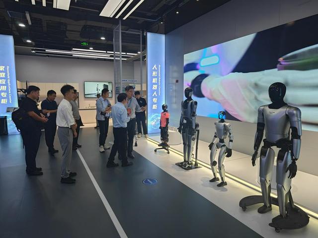 直击全球首家机器人4S店：C端陪伴型机器人受捧，医疗级产品售价超千万