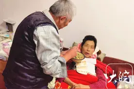 妻子瘫痪卧床20年 他悉心照顾见真情图片