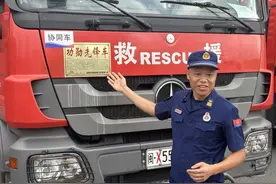 应急救援基层行｜被埋69小时获救的生命奇迹背后：从不轻言放弃的消防老兵乔巍然图片