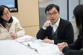 市三女中英语老师饶立钧用课堂激发学生兴趣，好老师就是要走进学生的心里图片