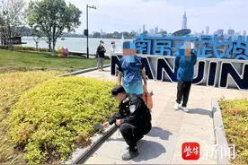 外地游客绑了多张银行卡的手机丢了，南京特警热心帮其找回获赞图片