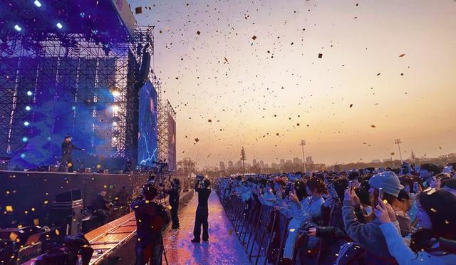 大江东 ｜ 前滩音乐节来了！上海市区这场3万人级户外演出如何“无中生有”