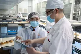 税费优惠精准落实 助力“老字号”月饼添新意、出国门图片