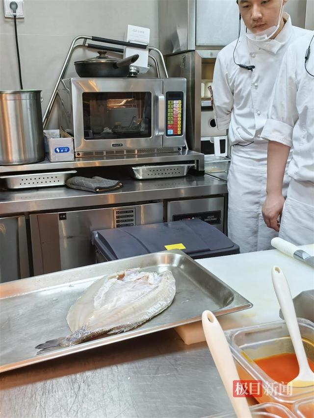 记者到西贝门店下单罗永浩同款烤鱼：工作人员现场将提前宰好的鱼放进烤箱制作