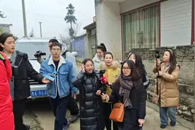 余华英获死刑！杨妞花和姐姐回老家祭拜父母，坟前痛哭“妈妈，我好想你”图片