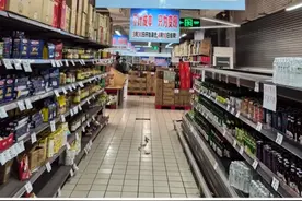 CHEANL、苏菲猫……李鬼“家乐福”现身上海，谎称“清仓打折”实为销售假冒临期商品，现场消费者都被蒙在鼓里……图片