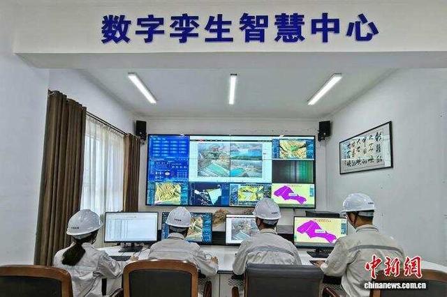 新疆大石峡筑坝记：戈壁起“重器” 绿电润万家