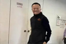 马云现身阿里巴巴杭州园区！公司今年股价已上涨28%图片