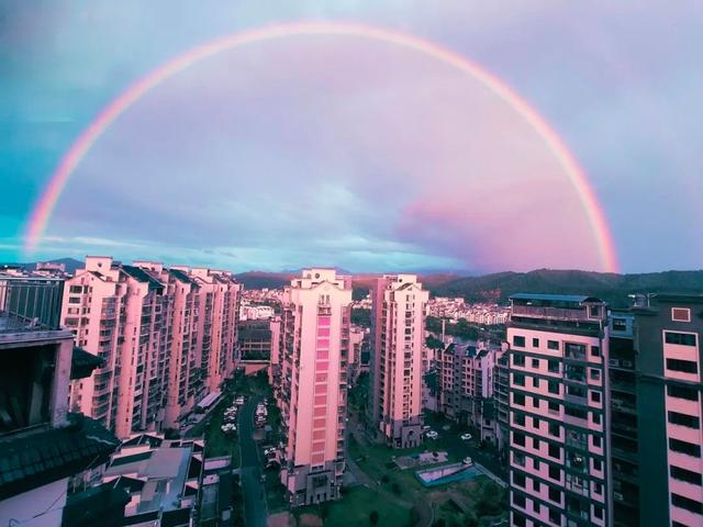 泰宁上空惊现绝美彩虹 宛如梦幻天桥~