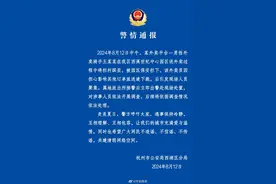 杭州警方通报外卖骑手下跪：其踩歪栏杆被保安拦下，因担心影响派送下跪图片