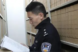 男子想不开欲从25楼跳下轻生，民警连喊60多遍“相信我”将其救下丨看见正能量图片