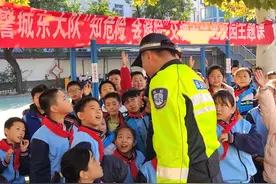 泰安市第一实验学校携手泰安交警支队开展“知危险·会避险”交通安全宣教活动图片