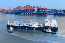 在临港 链全球｜超越新加坡跃居全球第二大保税LNG加注港，上海港“绿色超车”图片