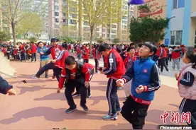 课间不让学生下楼、不能跑跳？老师：孩子娇生惯养，怕家长来闹腾图片