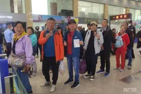 首批赴俄免签旅游团从珲春口岸出境图片