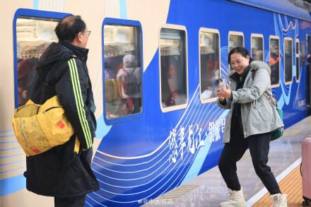 今冬首趟“悠享龙江·银旅号”冰雪旅游列车开行