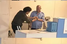 广东小伙用魔术道具给宿管阿叔变玫瑰花，阿叔从一脸严肃变成惊喜图片