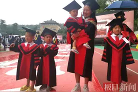 女博士带着4个“小博士”参加武大毕业典礼，全家来了13人图片