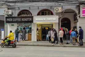 连锁咖啡店里忙碌的他们图片