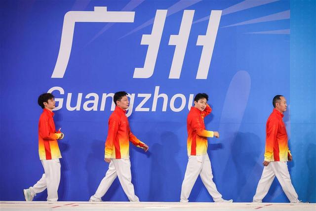 十五运跳水：王宗源男子三米板锁定鄂军开幕后首金 赛后被全红婵借金牌合影
