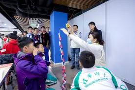 200中学生“玩”力学！扑克牌搭高塔，A4纸抓乒乓球图片