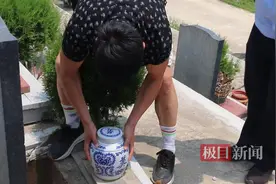 流浪老人去世后警方仍不懈为其寻亲！失散17年后，河南伊川的儿子将父亲骨灰接回家图片