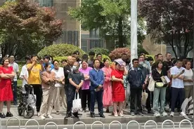 直击高考：首场语文考试结束 接考家长带来热腾腾的饭图片