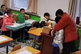 学生进步巨大，他送上拥抱！沈阳这位老师火了！图片