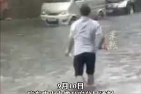 男子敲碎啤酒瓶扔马路积水中被行拘。当地公安：无人受伤，玻璃残渣已清理。图片