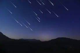 杭州俩小伙相约露营看星星，深夜被冻惨：要怎么下山图片