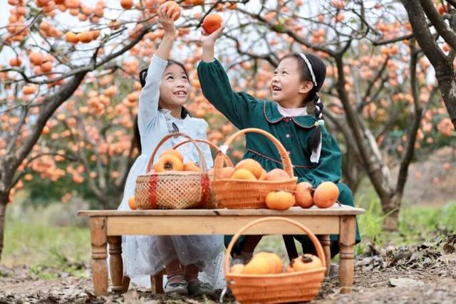 这座高铁站内，为啥众多旅客手拿树枝？