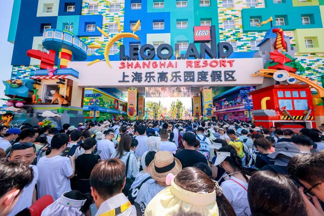 上海乐高乐园开业满月游客褒贬不一，排队时间已控制在半小时内