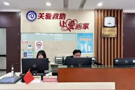 65443174，记住这个热线，可救助流浪无居所人员！图片