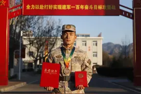 立功！从跟跑到领跑，他打破“十项全能”纪录……图片