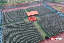 长沙理工大学：超燃！开学典礼上万余名新生传递巨幅国旗图片